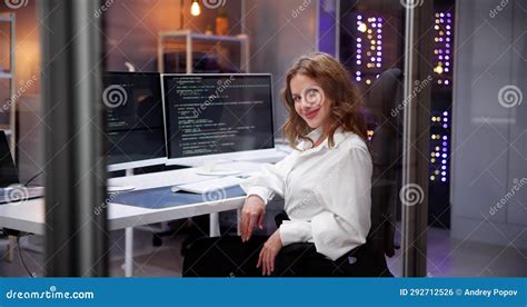 Toradh íomhá ar Woman Doing Computer Programming