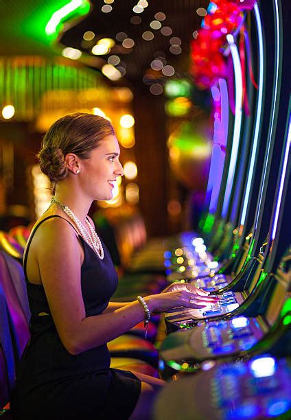 Playing Slot Machines എന്നതിനുള്ള ഇമേജ് ഫലം