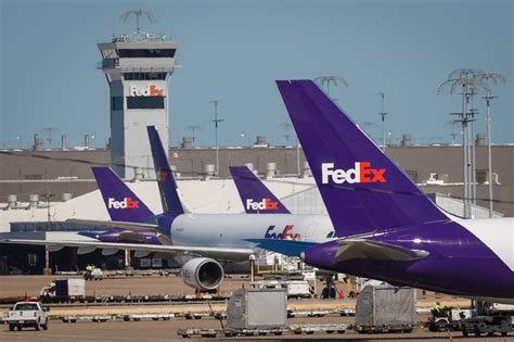 Toradh íomhá ar FedEx Tail Sticker