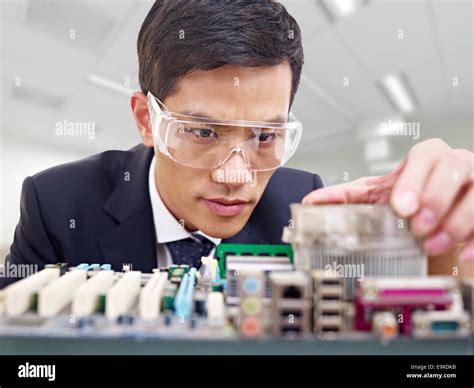 Guy Fixing Computer に対する画像結果