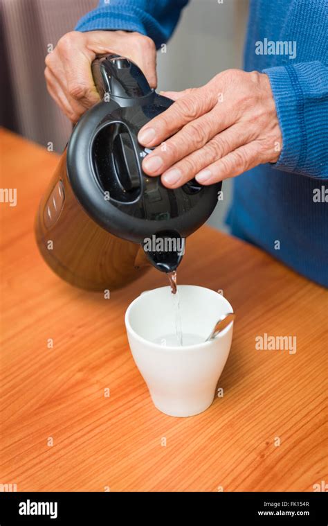 Pouring Water into Crack Cup に対する画像結果