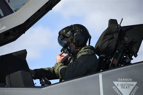 F-22 with F35 Cockpit に対する画像結果
