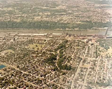 Toradh íomhá ar Digital Multimeter Measuring Voltage