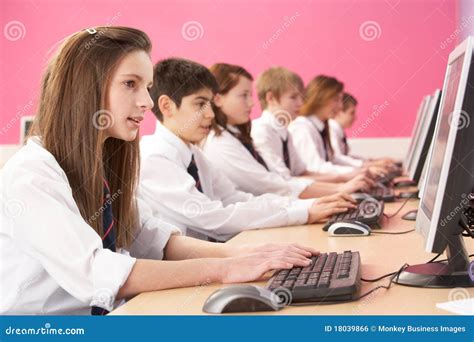 Toradh íomhá ar White Student with Computer