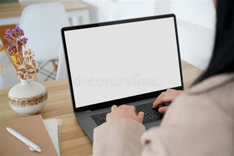 Toradh íomhá ar Desk Computer Back Side