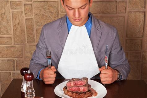 Toradh íomhá ar Person Holding Steak