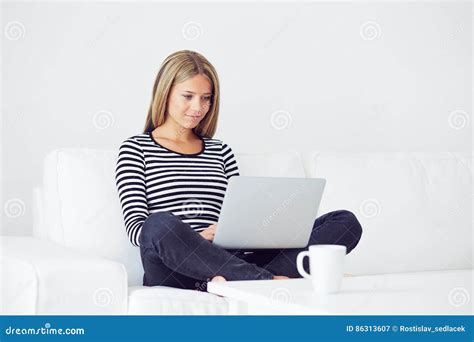 Woman Using Laptop Computer に対する画像結果