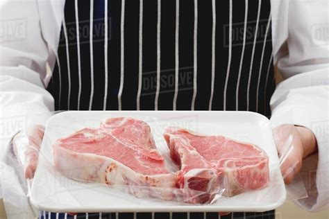 Toradh íomhá ar Person Holding Steak