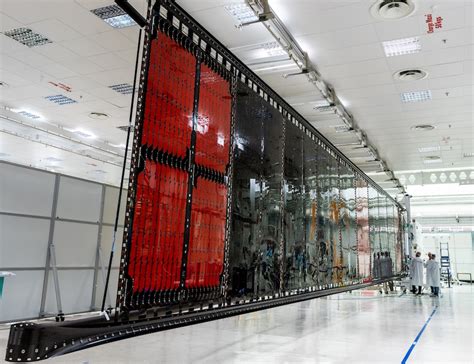 Afbeeldingsresultaten voor NASA Flexible Solar Array Panel