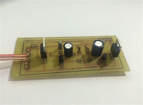 Toradh íomhá ar Square Wave Inverter Output