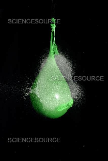 Toradh íomhá ar Water Balloon Slow-Motion