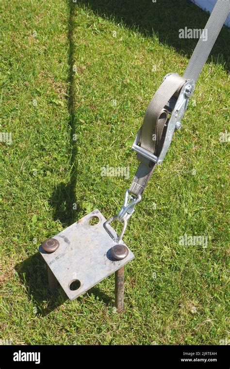 Afbeeldingsresultaten voor How to Strap Tent to Backpack