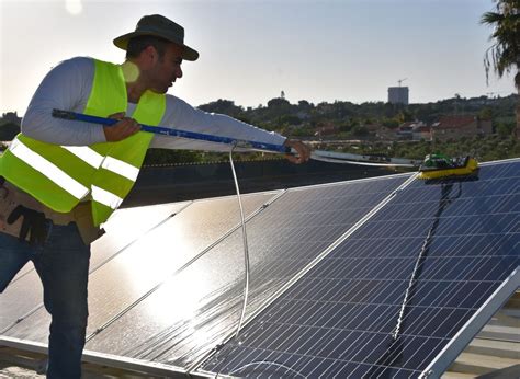 Solar Panel Cleaning Tools に対する画像結果