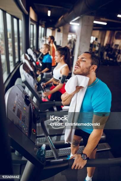 Toradh íomhá ar Working Out On Treadmill
