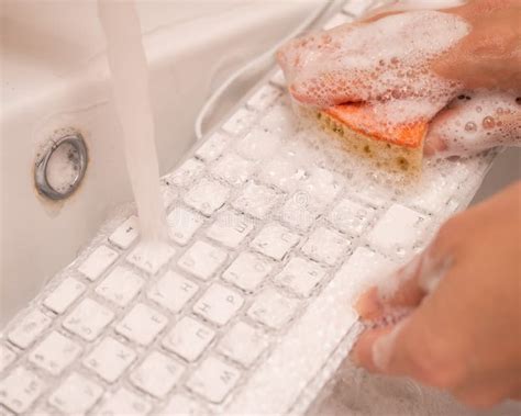 Someone Washing a Computer for Drawing に対する画像結果