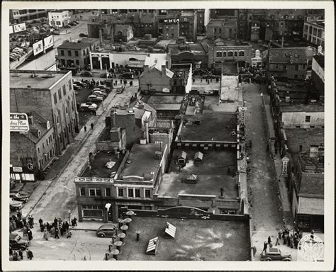 Toradh íomhá ar Digital Multimeter Measuring Voltage