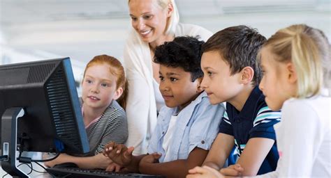 Toradh íomhá ar Children On Computer