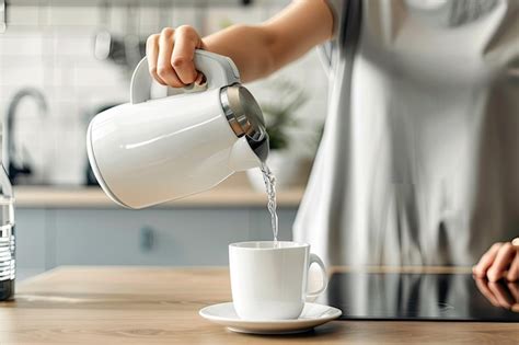 Pouring Water into Crack Cup に対する画像結果