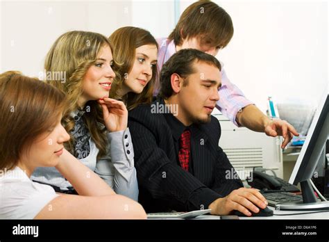 Toradh íomhá ar 3 People Using a Computer