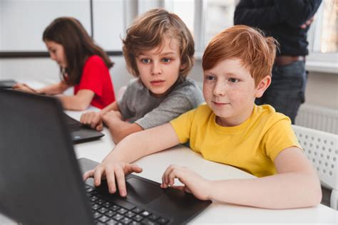 Children Using Computer に対する画像結果