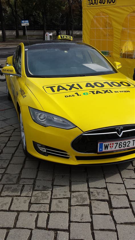 Tesla Taxi に対する画像結果