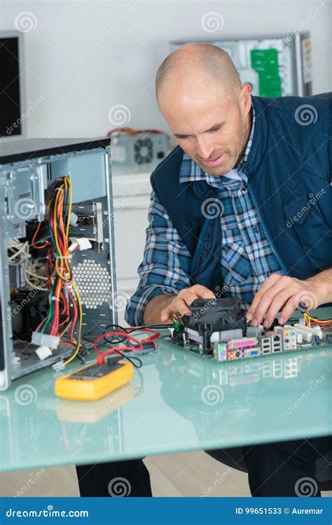 Guy Fixing Computer に対する画像結果