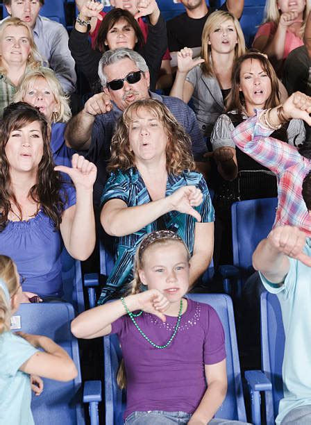 Toradh íomhá ar Angry Crowd Booing