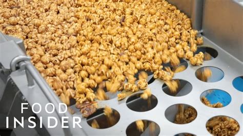 Toradh íomhá ar Popcorn Being Made