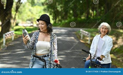 2 Middle-Age Women に対する画像結果