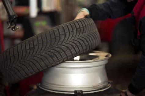 Afbeeldingsresultaten voor How to Remove a Tire From a Rim