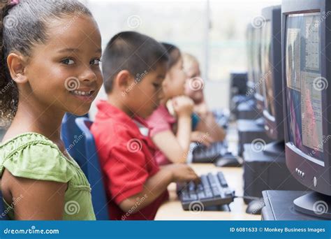 Toradh íomhá ar Children Using Computer