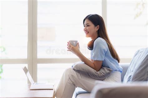 Afbeeldingsresultaten voor Attractive Woman Using Computer