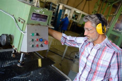 Worker Operating a Machine に対する画像結果