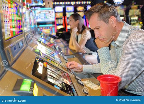 Playing Slot Machines എന്നതിനുള്ള ഇമേജ് ഫലം