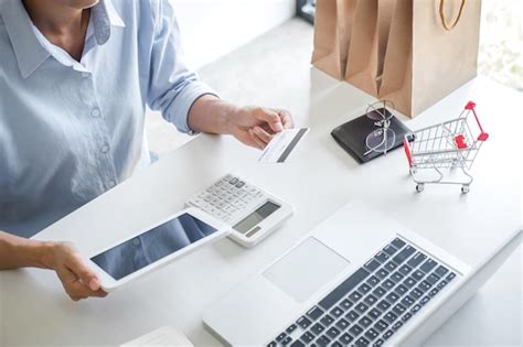 Afbeeldingsresultaten voor Credit Card On Desk