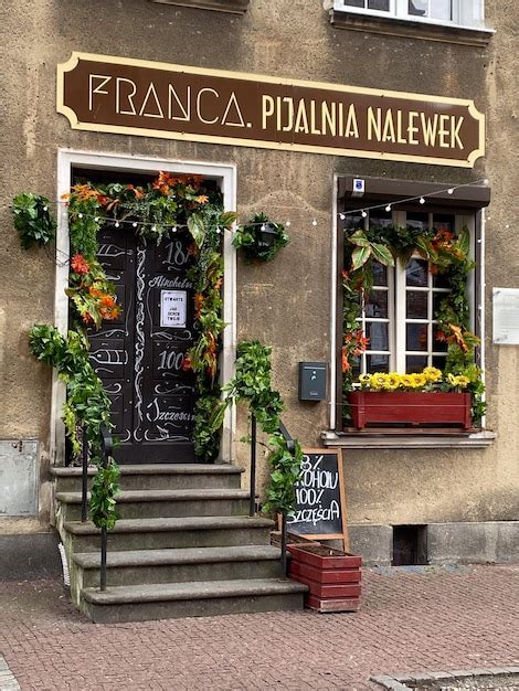 Inviting Storefront に対する画像結果