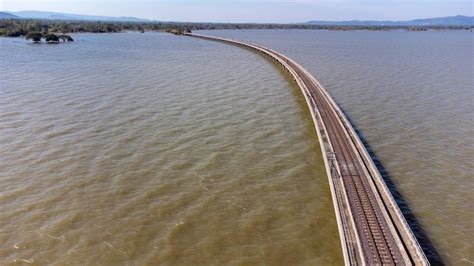Toradh íomhá ar Floating Train