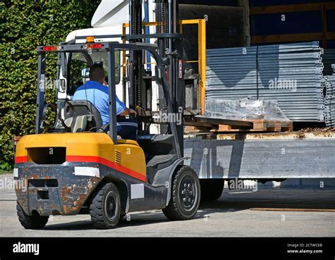 Toradh íomhá ar Fork Lift Loading and Unloading Procedures