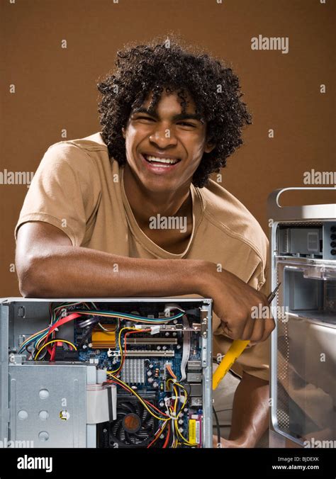 Guy Fixing Computer に対する画像結果