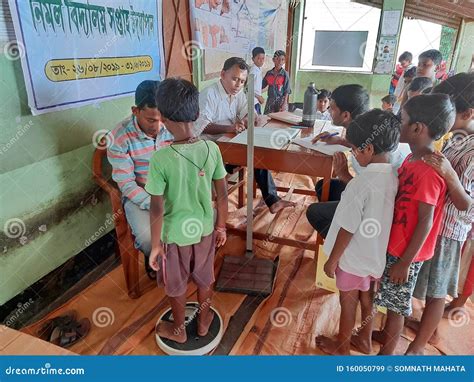 Toradh íomhá ar Doctors Check Up While Waiting