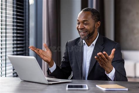 Toradh íomhá ar Computer Man Talking to Boss