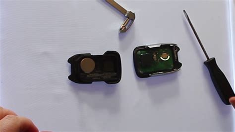 Chevy Key FOB How to Change Battery に対する画像結果