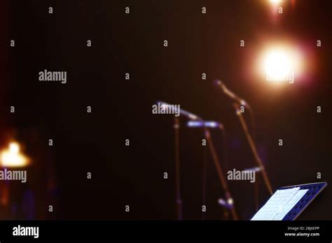 Toradh íomhá ar Empty Stage with Microphone