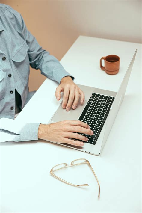 Person Using Laptop Computer に対する画像結果