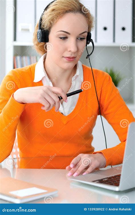 Afbeeldingsresultaten voor Computer Operator Beautiful Model Free Photos