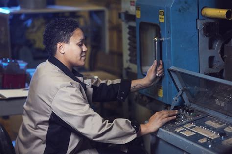 Worker Operating a Machine に対する画像結果