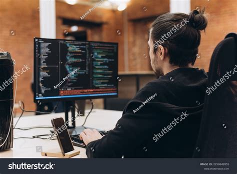 Toradh íomhá ar Software Developer with Long Hair