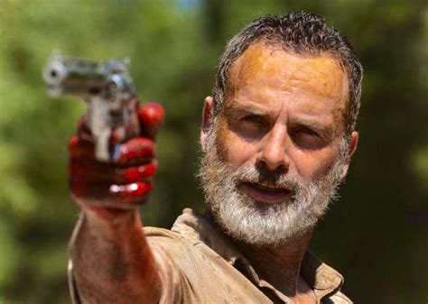 Toradh íomhá ar Rick Grimes Holding Python