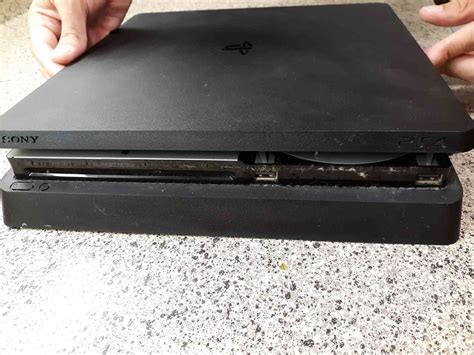 How to Open a PS4 Slim to Clean It に対する画像結果