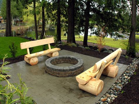 Toradh íomhá ar Log Bench around Fire